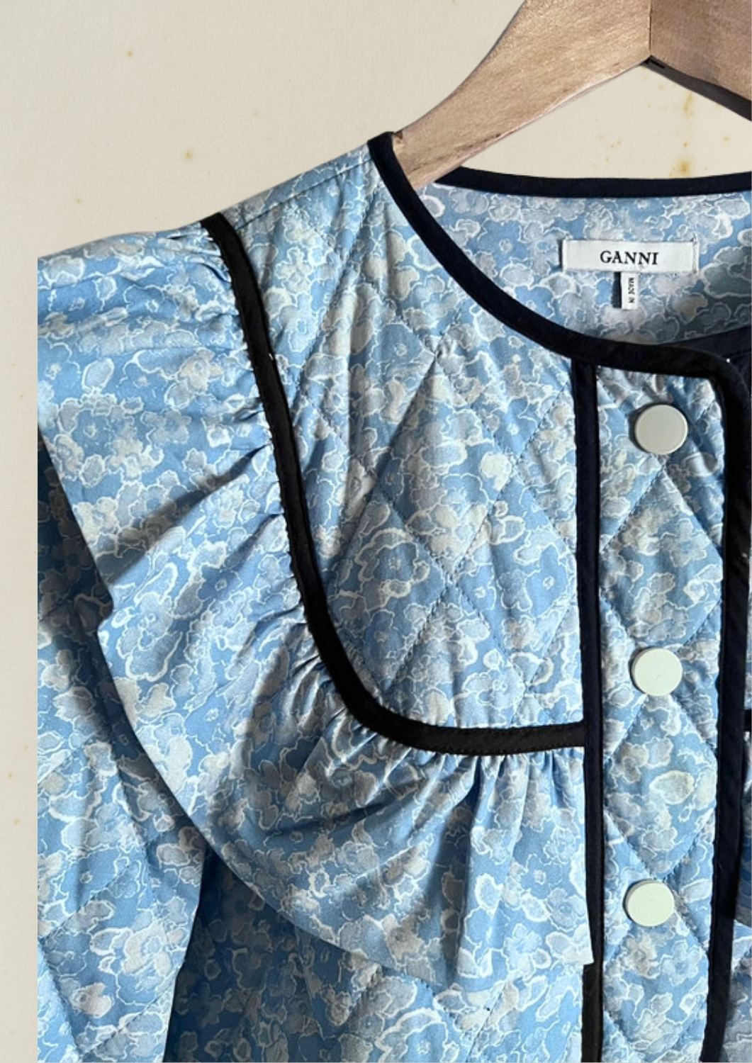 GANNI veste matelassée "Sage" imprimé fleurs bleu clair