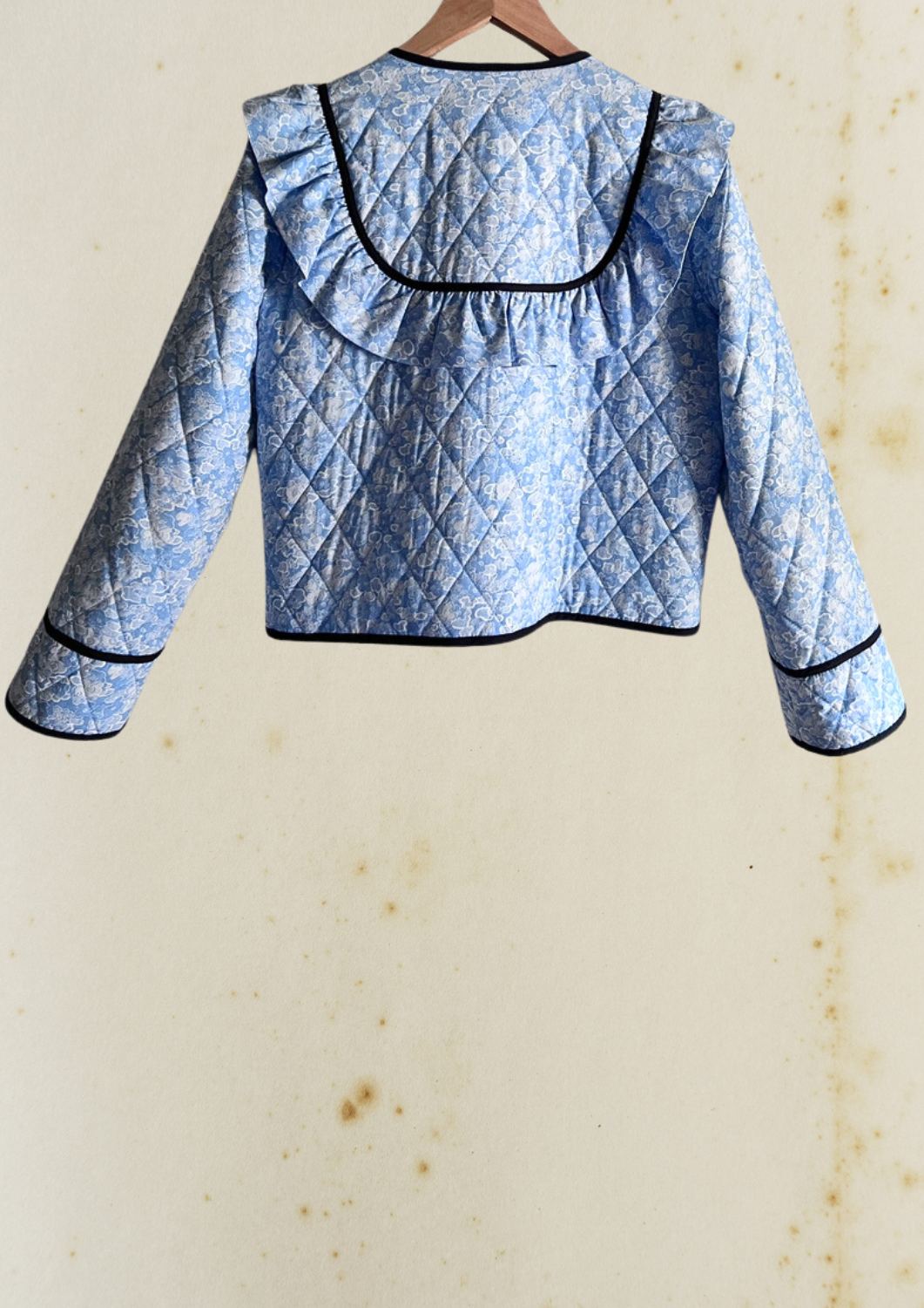 GANNI veste matelassée "Sage" imprimé fleurs bleu clair