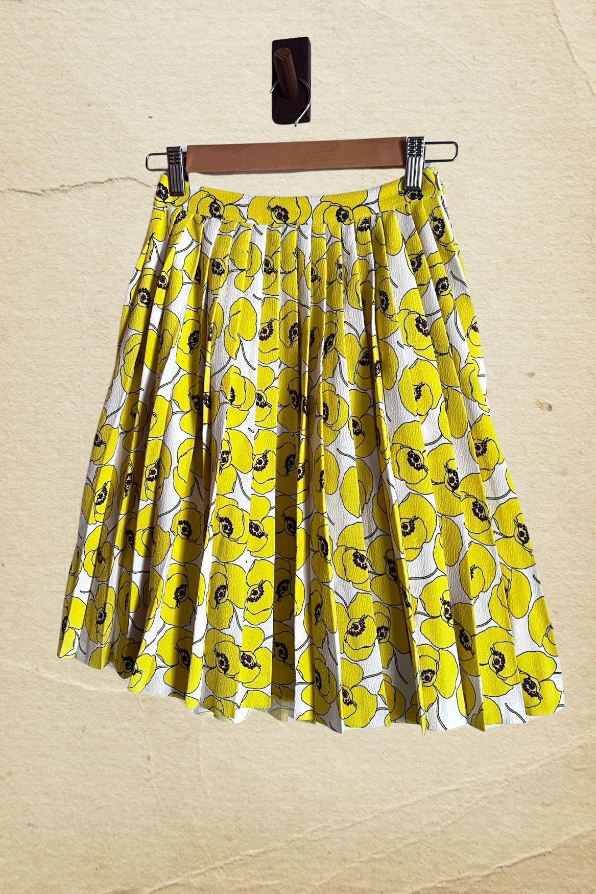 resume white yellow floral pleat mini-skirt summer