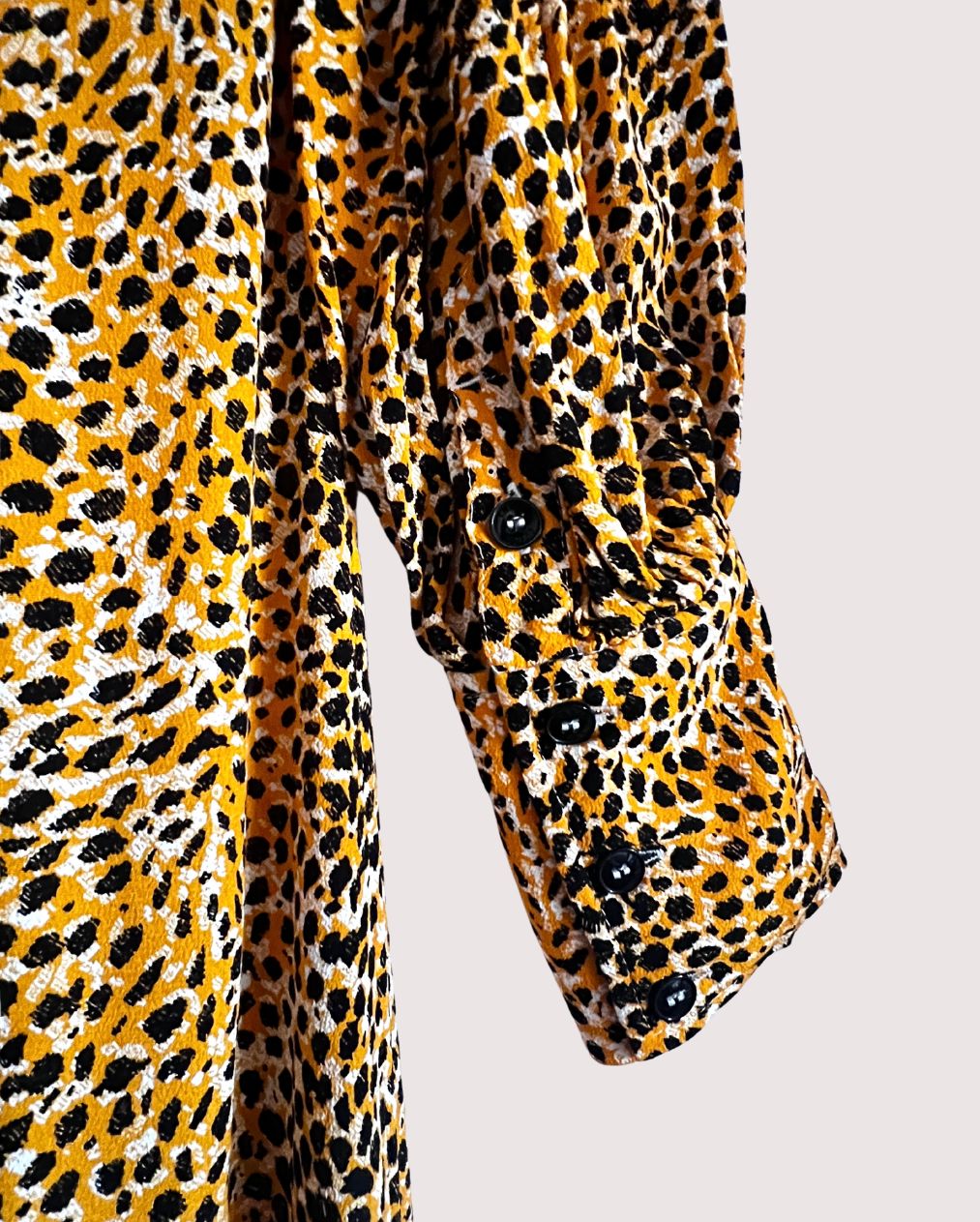 Robe longue à imprimé léopard GANNI avec col à volants emblématique
