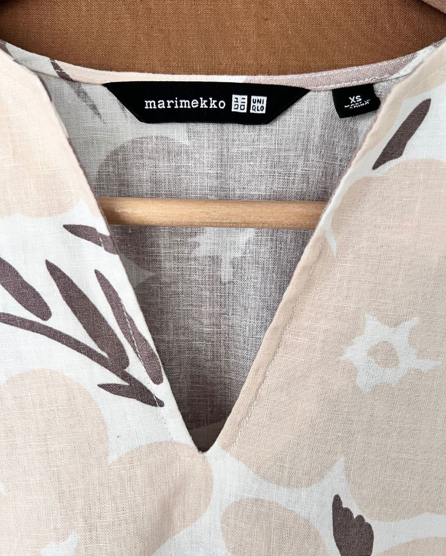 Robe longue beige à fleurs, collaboration MARIMEKKO