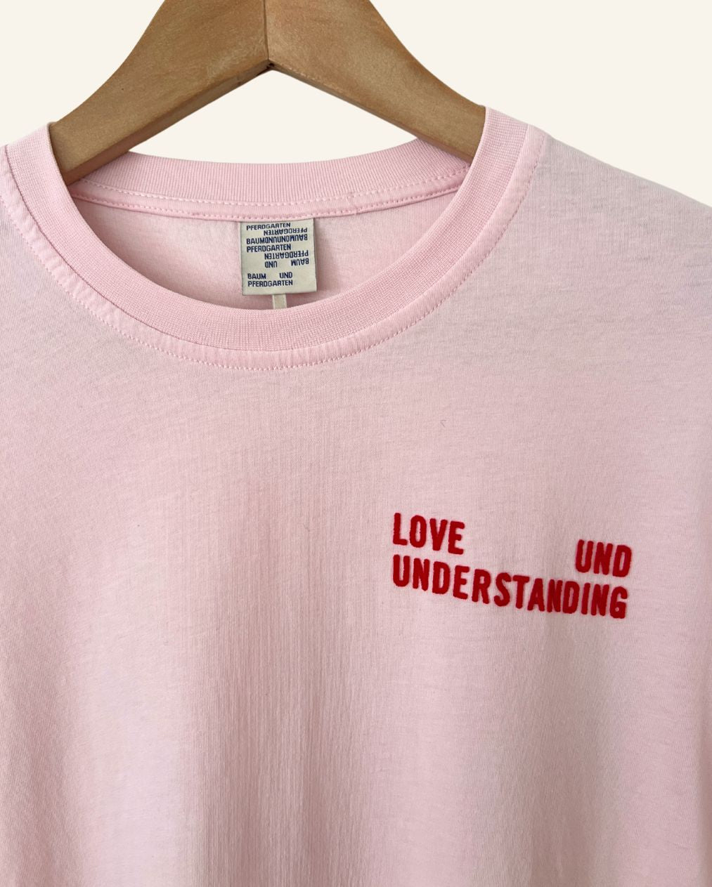 baumundpferdgartenjalotextloveundunderstandingpinktshirt