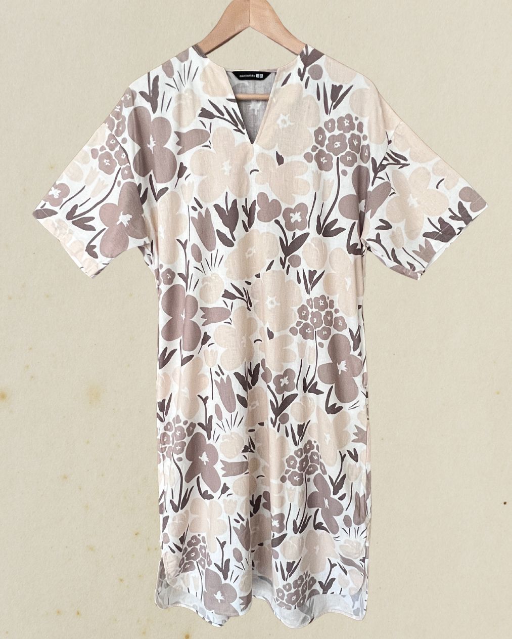Robe longue beige à fleurs, collaboration MARIMEKKO