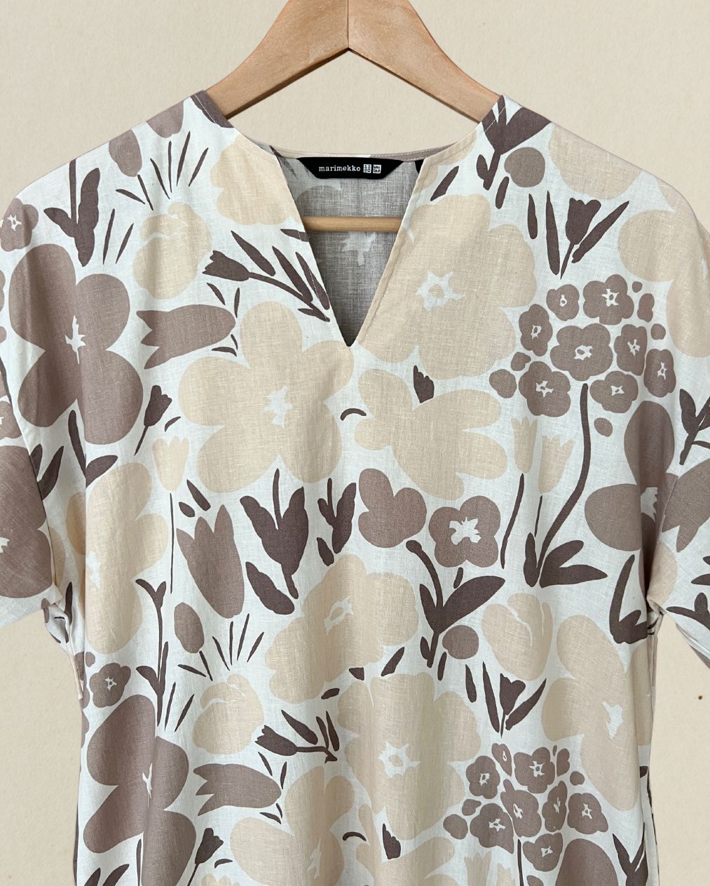 Robe longue beige à fleurs, collaboration MARIMEKKO
