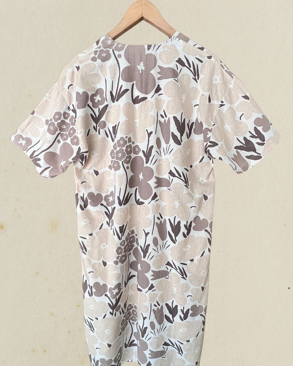 Robe longue beige à fleurs, collaboration MARIMEKKO
