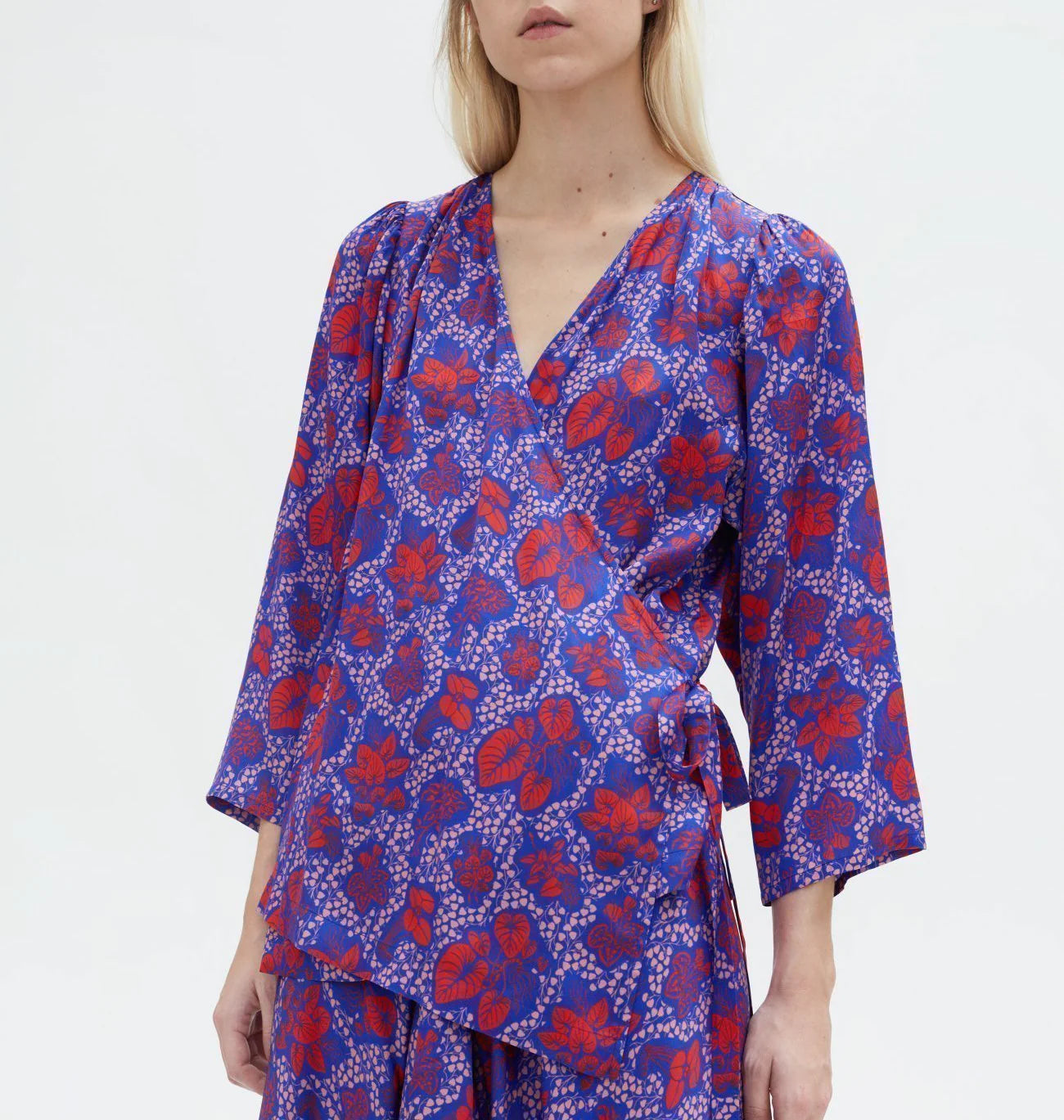 rodebjerbenessawrapkimonoblousefloralbluered