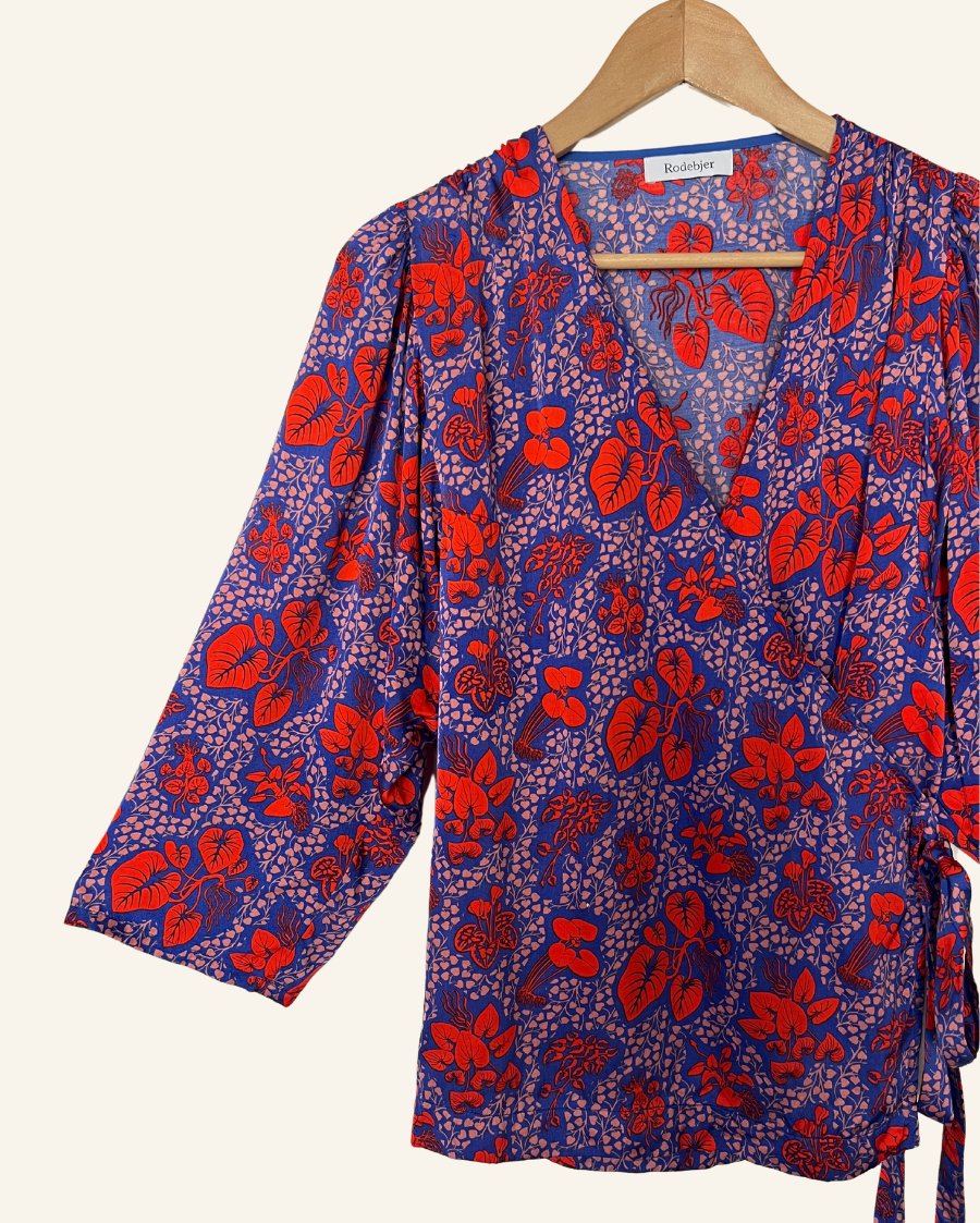 rodebjerbenessawrapkimonoblousefloralbluered
