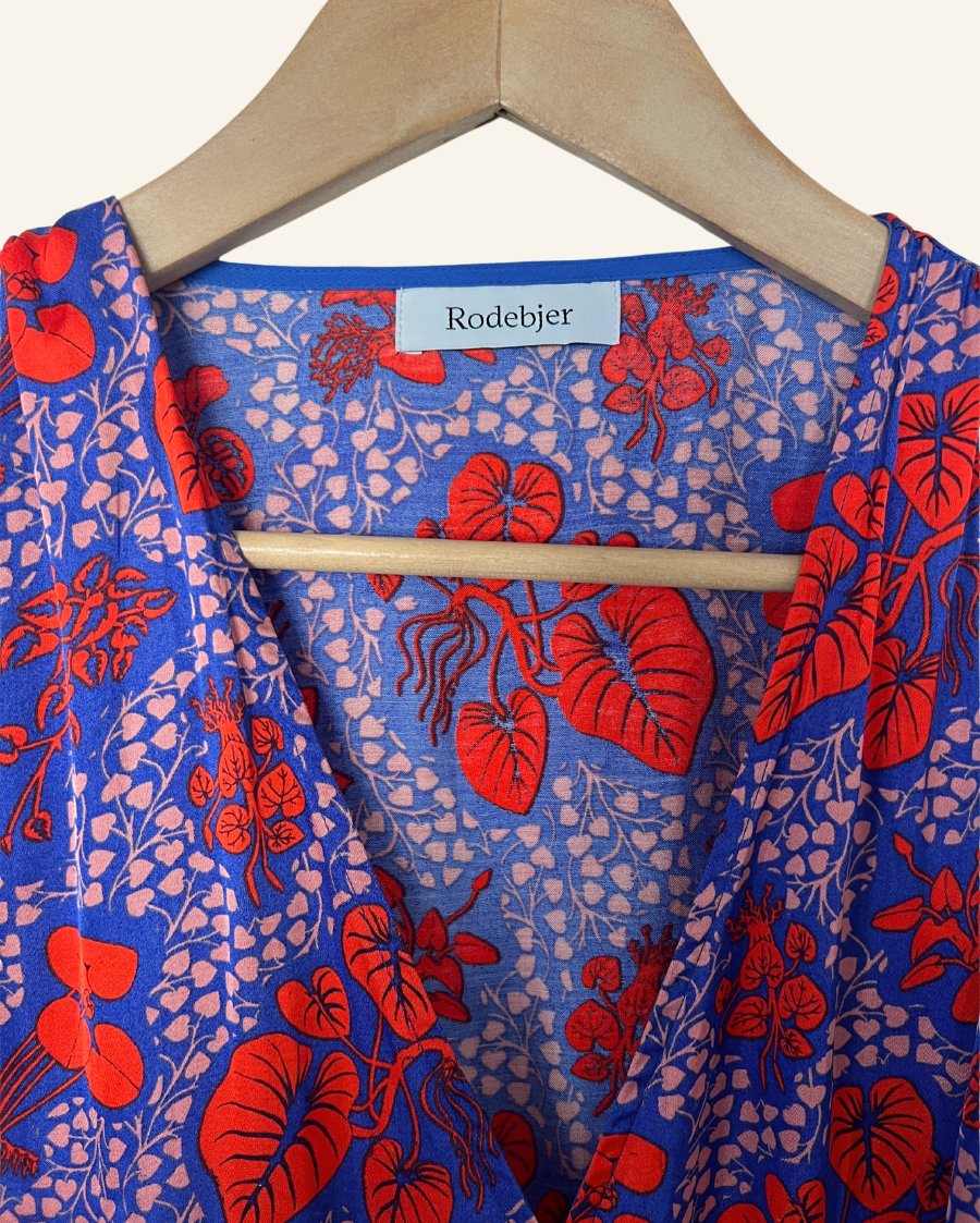 rodebjerbenessawrapkimonoblousefloralbluered