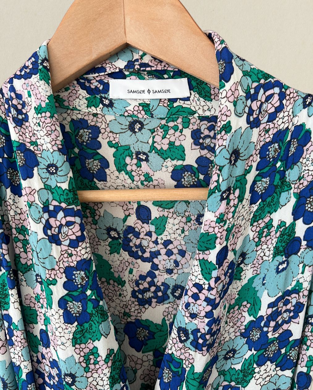 SAMSOE SAMSOE "Venice" robe longue portefeuille fleurie avec ceinture