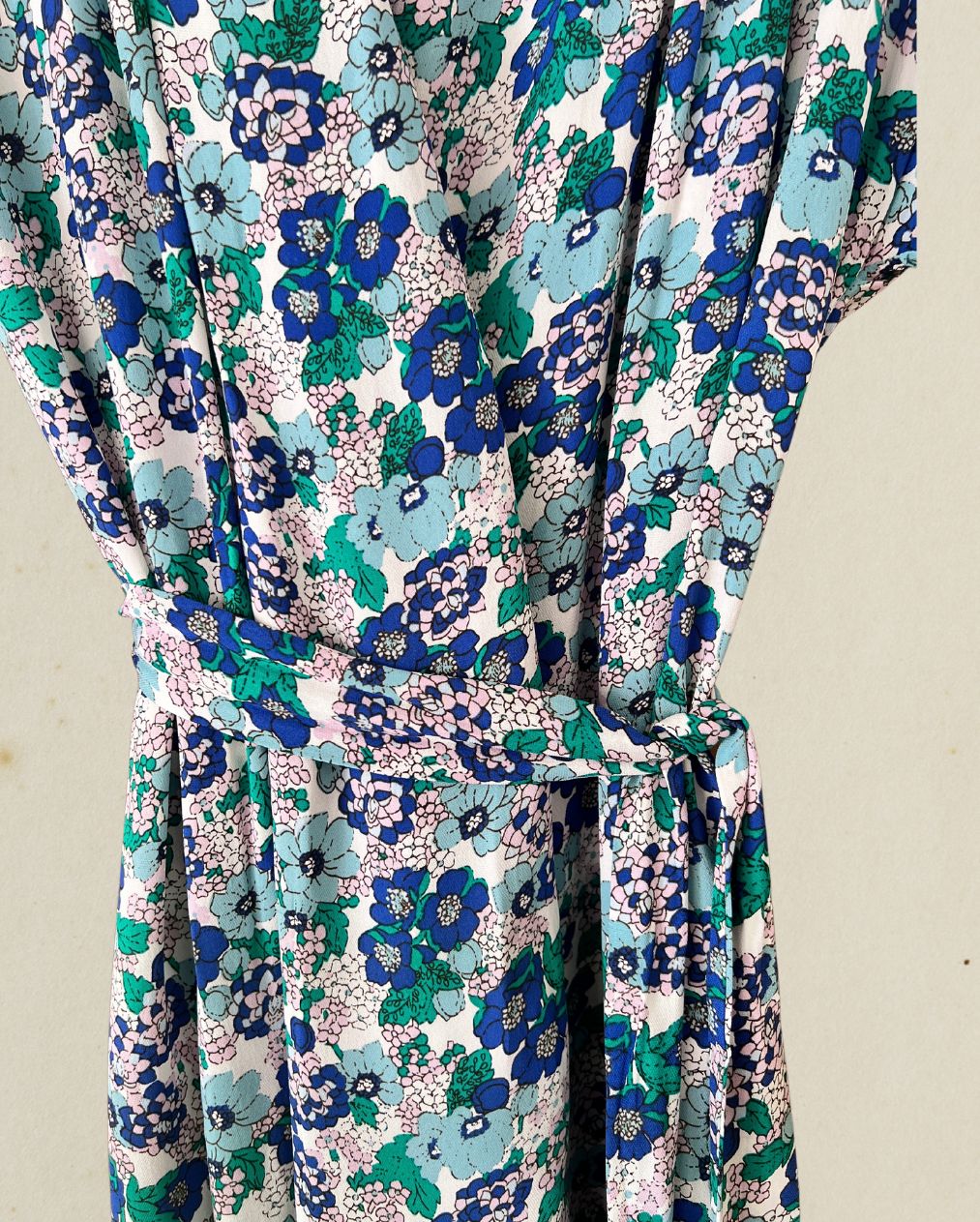 SAMSOE SAMSOE "Venice" robe longue portefeuille fleurie avec ceinture