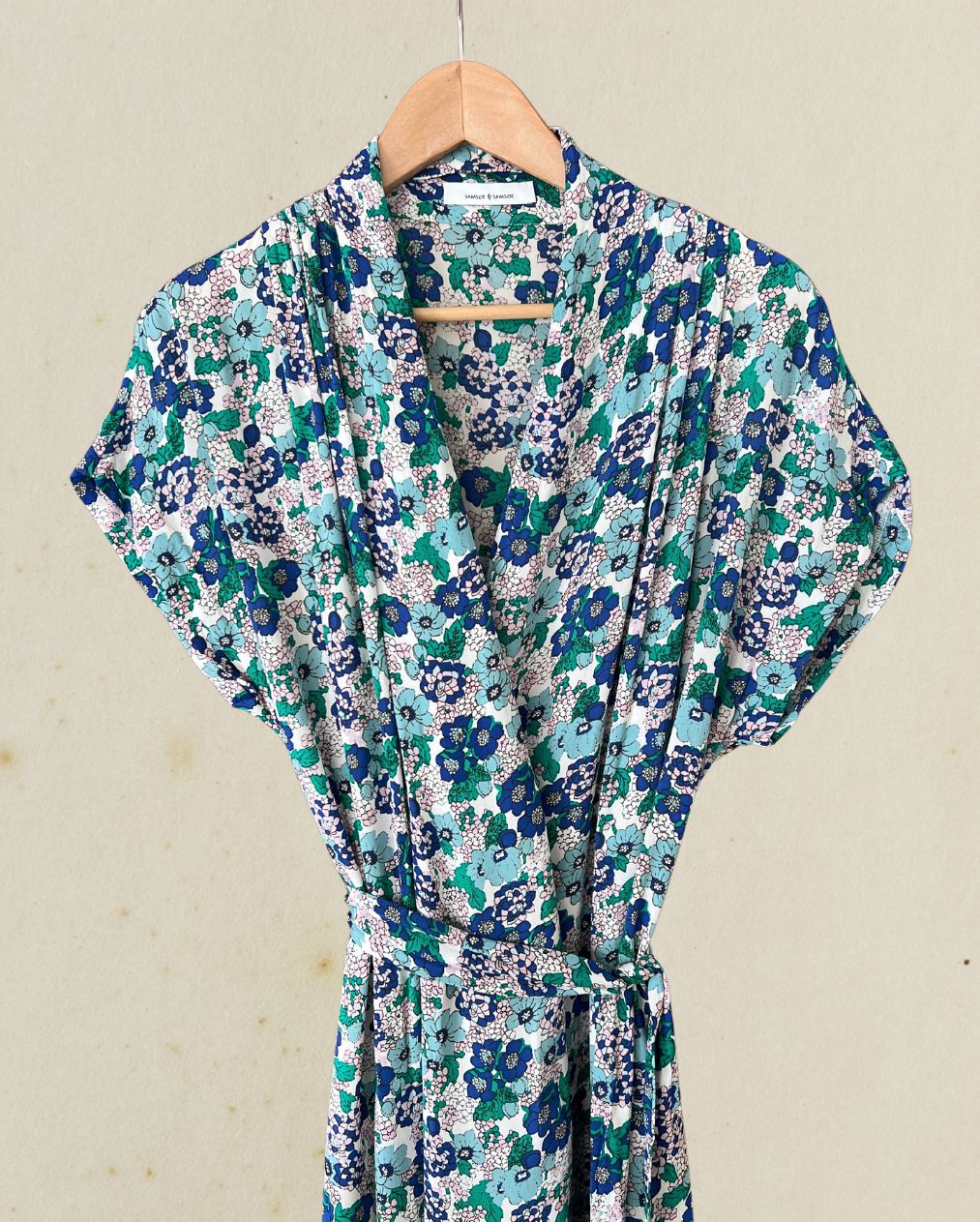 SAMSOE SAMSOE "Venice" robe longue portefeuille fleurie avec ceinture