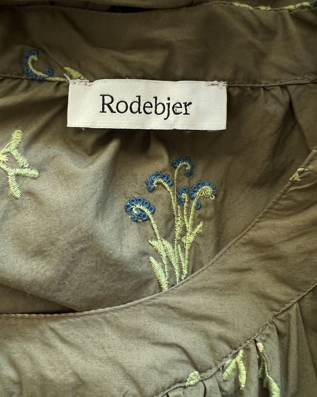 RODEBJER Kaki oversize embroidered poplin cotton long dress with&nbsp;laced ribbons on the back