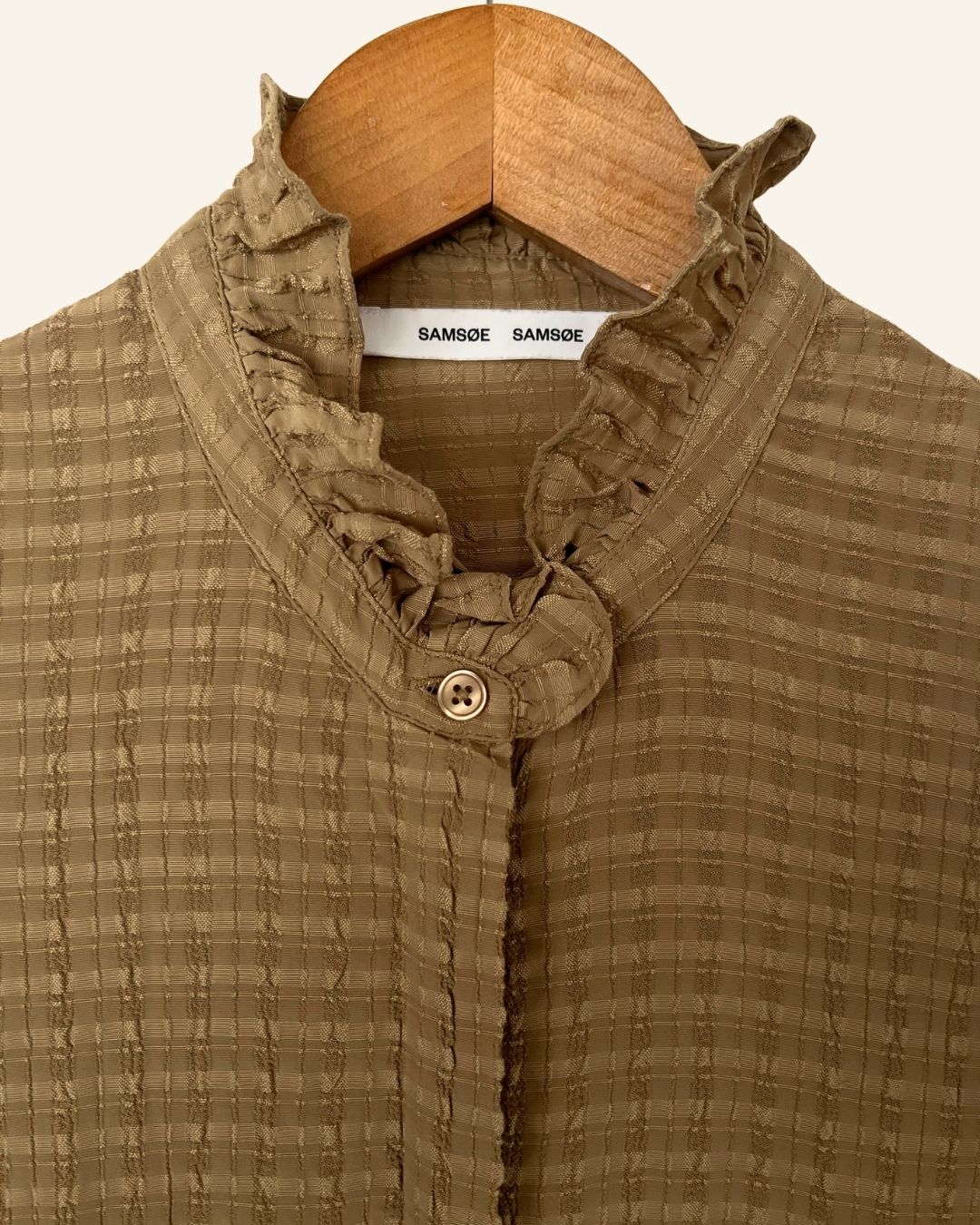 SAMSOE SAMSOE mejsi kaki dark beige ruffled blouse with puff sleeves