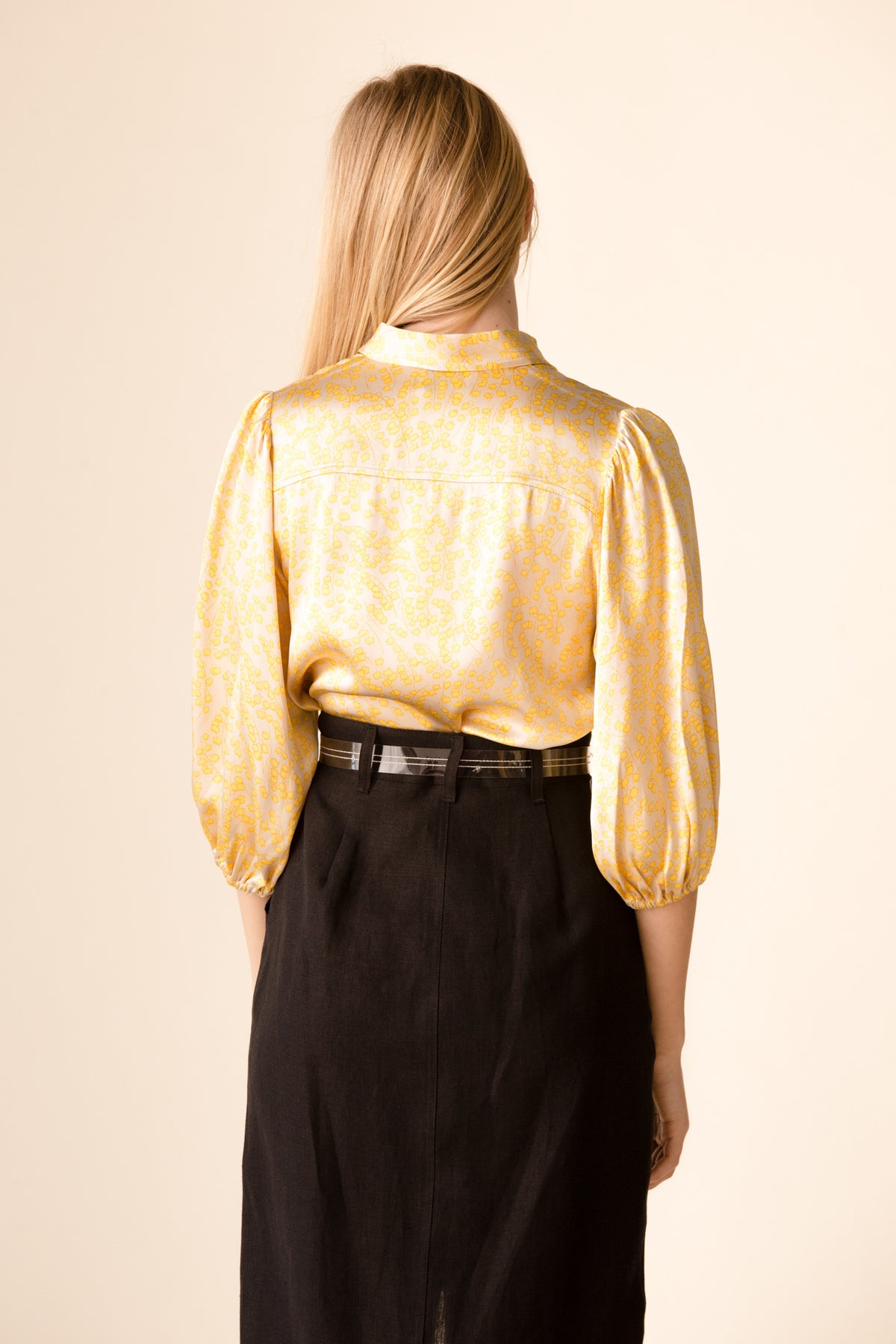 GANNI short cream satin shirt with yellow flowers and puff sleeves