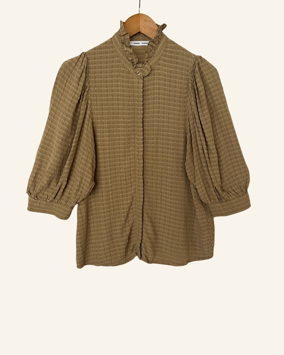 SAMSOE SAMSOE mejsi kaki dark beige ruffled blouse with puff sleeves
