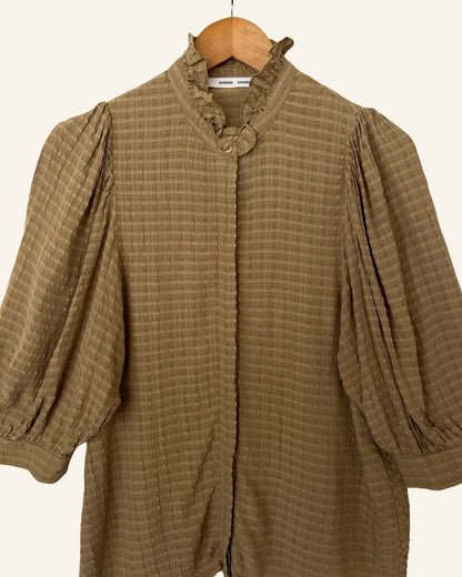SAMSOE SAMSOE mejsi kaki dark beige ruffled blouse with puff sleeves